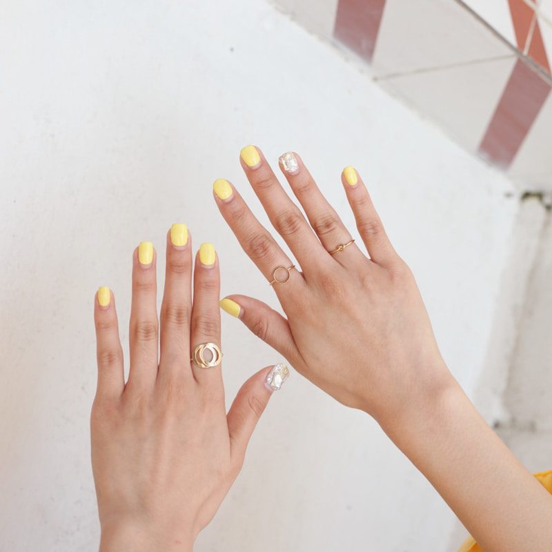 person wearing silver diamond ring